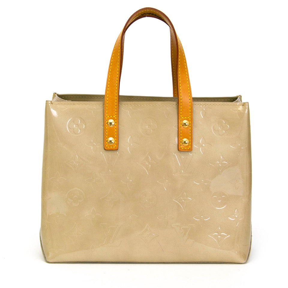 Buy Louis Vuitton Beige Vernis Reade PM at the right price at LabelLOV vintage webshop. Luxe, vintage, fashion. Safe and secure online shopping. Antwerp, Belgium.