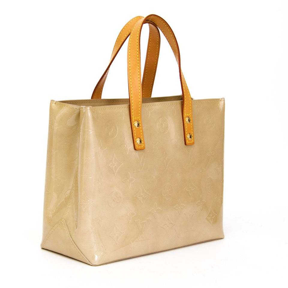 Buy Louis Vuitton Beige Vernis Reade PM at the right price at LabelLOV vintage webshop. Luxe, vintage, fashion. Safe and secure online shopping. Antwerp, Belgium.
