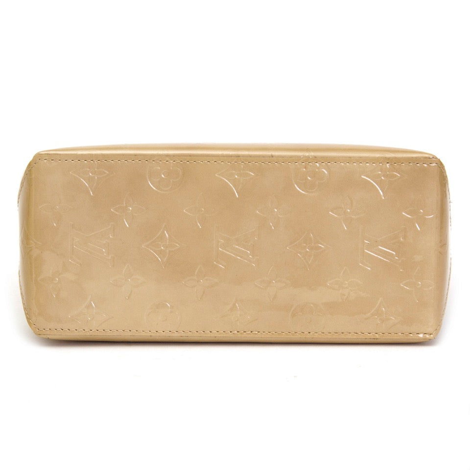 Authentieke Louis Vuitton Beige Vernis Rease PM voor de juiste prijs bij LabelLOV vintage webshop. Louis Vuitton Cream Vernis Reade. Veilig online winkelen. Luxe, vintage, mode. Antwerpen, België.