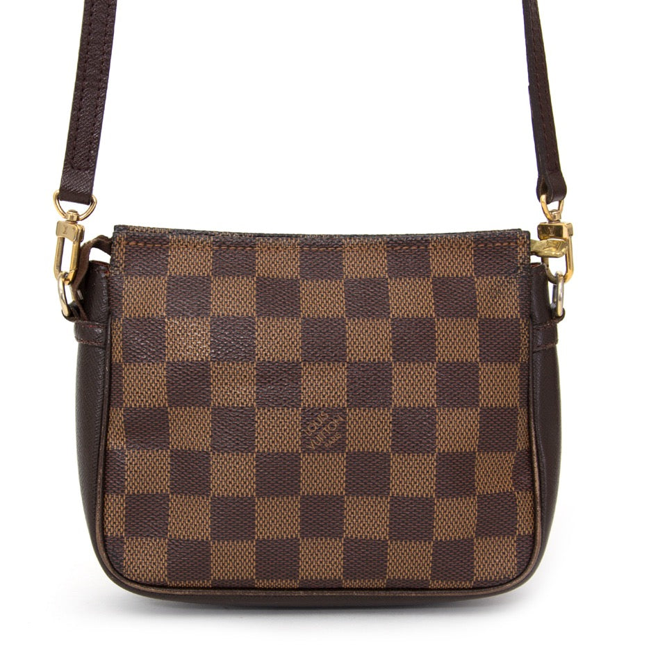 Op zoek naar een Louis Vuitton Damier Ebene Trousse Cross Body Bag? Koop aan de beste prijs bij Labellov vintage Antwerpen.