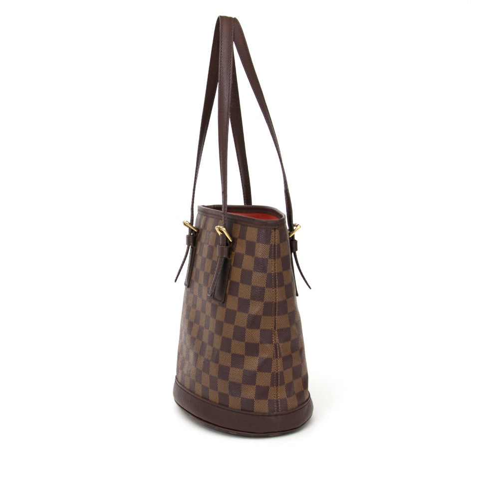 De mooiste Louis Vuitton Petit Bucket Bag in Damier Ebene aan de beste prijs bij Labellov Antwerpen