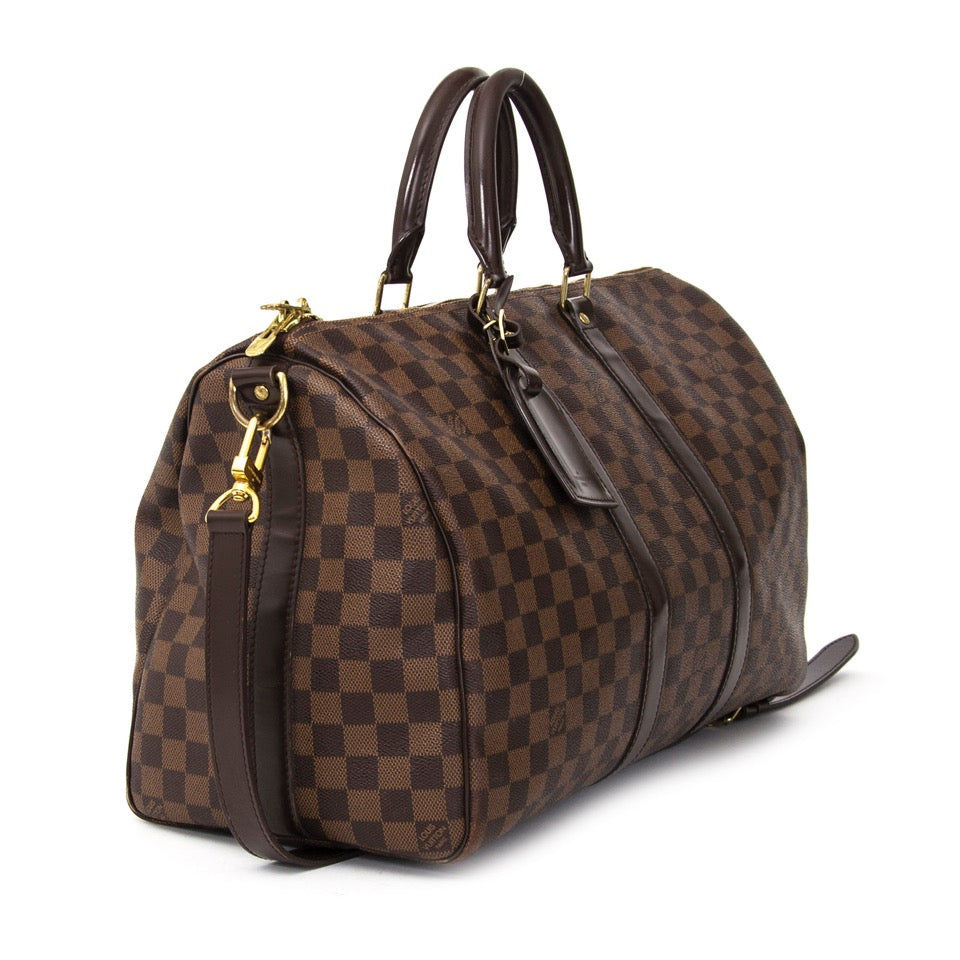 Authentieke Louis Vuitton Keepall 45 met strap voor de juiste prijs bij LabelLOV vintage webshop. Louis Vuitton Keepall 45 and shoulder strap. Veilig online winkelen. Luxe, vintage, mode. Antwerpen, België.