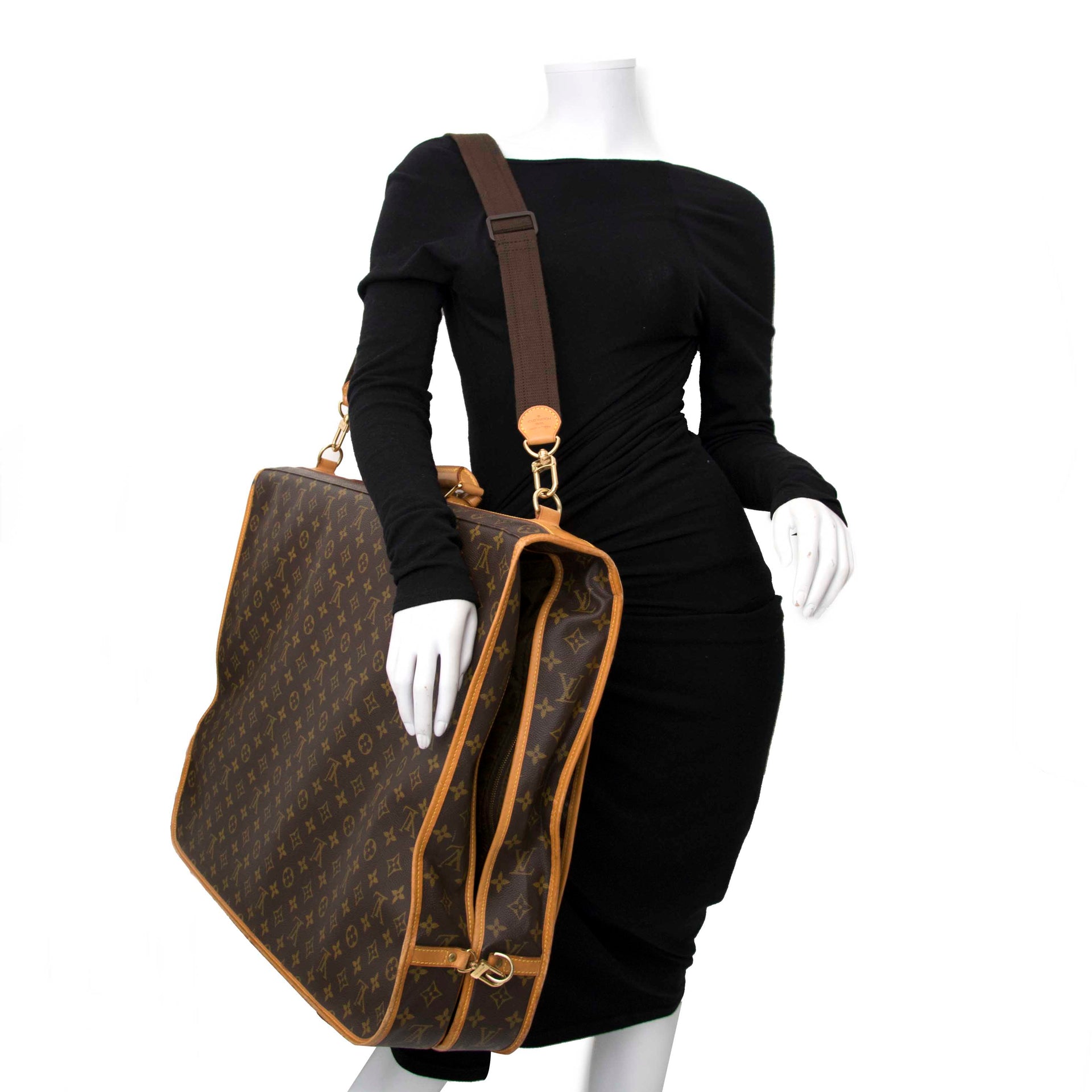 Deze prachtige reistas Louis Vuitton Monogram Canvas Portable Bandouliere Garment Bag is te koop in de Belgische eshop www.labellov.com, stijlvol kleding opbergen, modieuze luxe vintage.