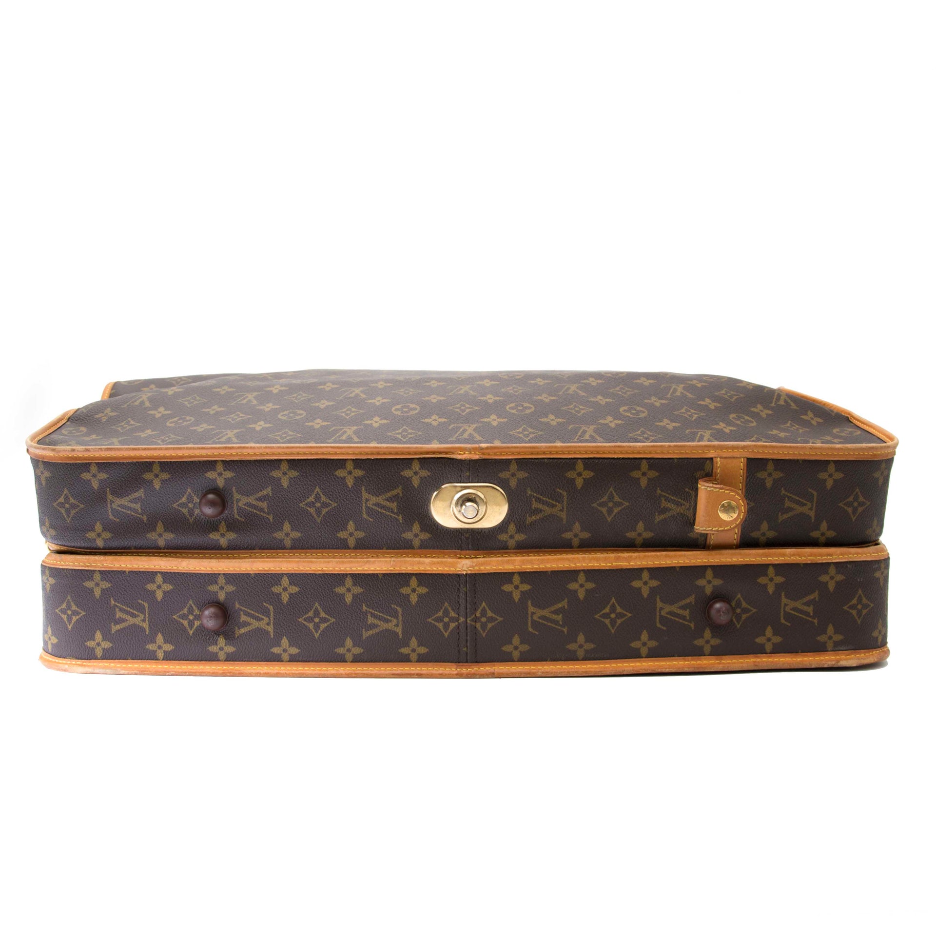 Koop nu deze Louis Vuitton Monogram Canvas Portable Bandouliere Garment Bag om je kleding veilig in op te bergen op reis, luxe items aan voordelige prijzen en met wereldwijde verzending.