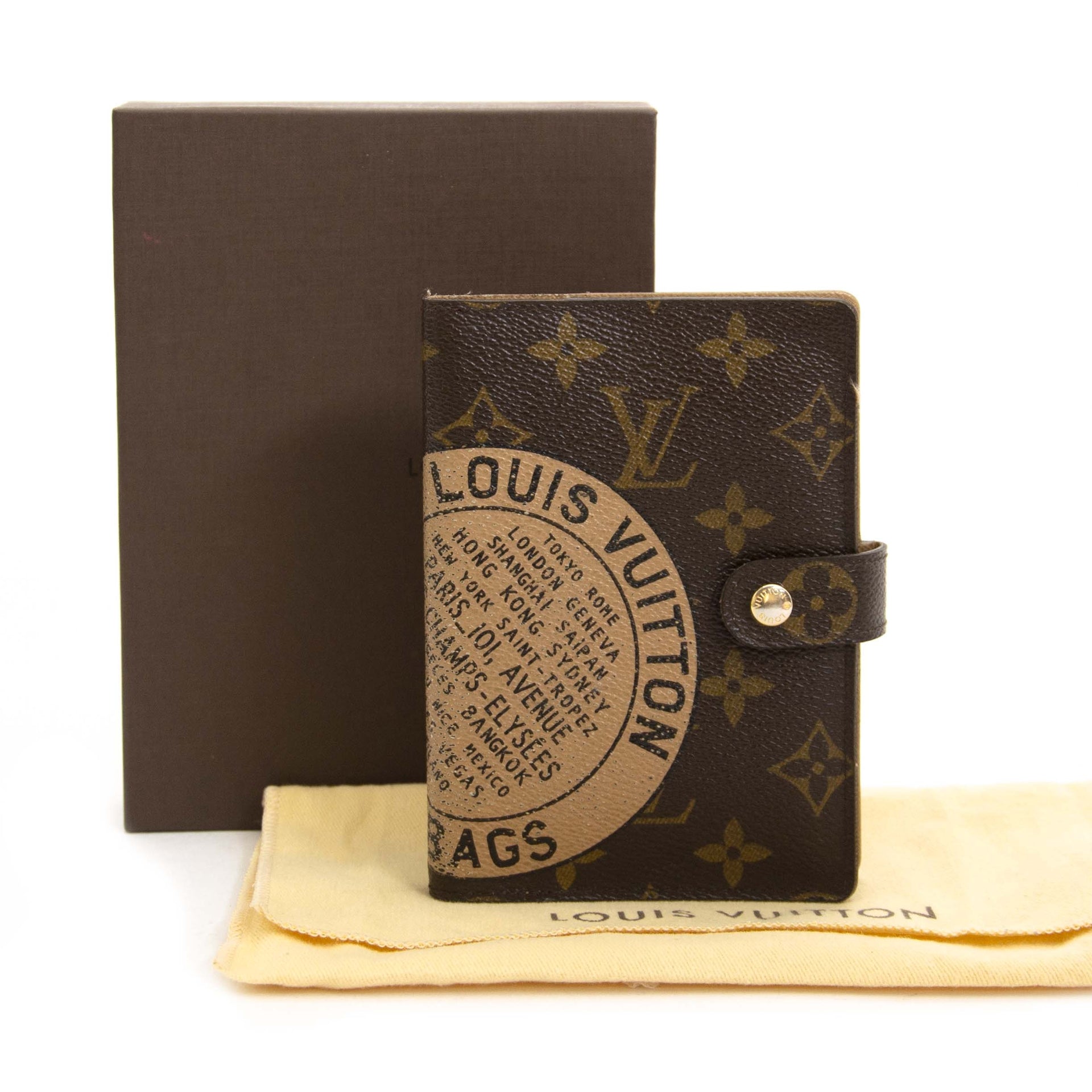 Louis Vuitton Monogram Trunks and Bags Small Ring Agenda Cover now for sale at labellov vintage fashion webshop belgium