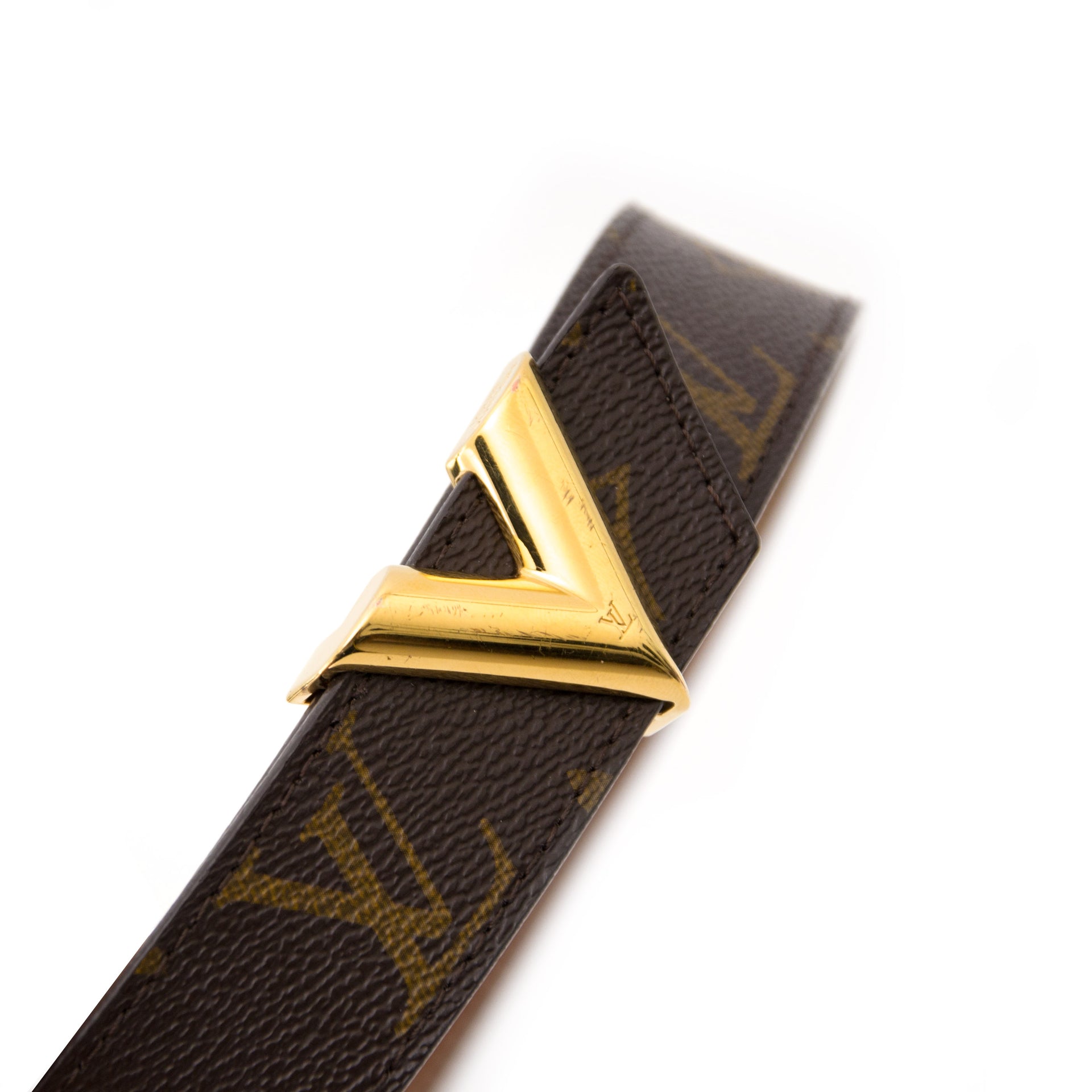 Louis Vuitton Essential V Belt for sale, matching with all your outfits. Labellov sells a lot of vintage design goods.