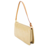 Louis Vuitton Beige Monogram Vernis Lexington Pochette Bag kopen en verkopen doet U snel en gemakkelijk bij Labellov tweedehands luxe