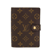 Authentieke Louis Vuitton Ring Agenda Monogram bruin voor de juiste prijs bij LabelLOV vintage webshop. Louis Vuitton Small Ring Agenda Cover Monogram Chocolate Brown. Veilig online winkelen. Luxe, vintage, mode. Antwerpen, België.