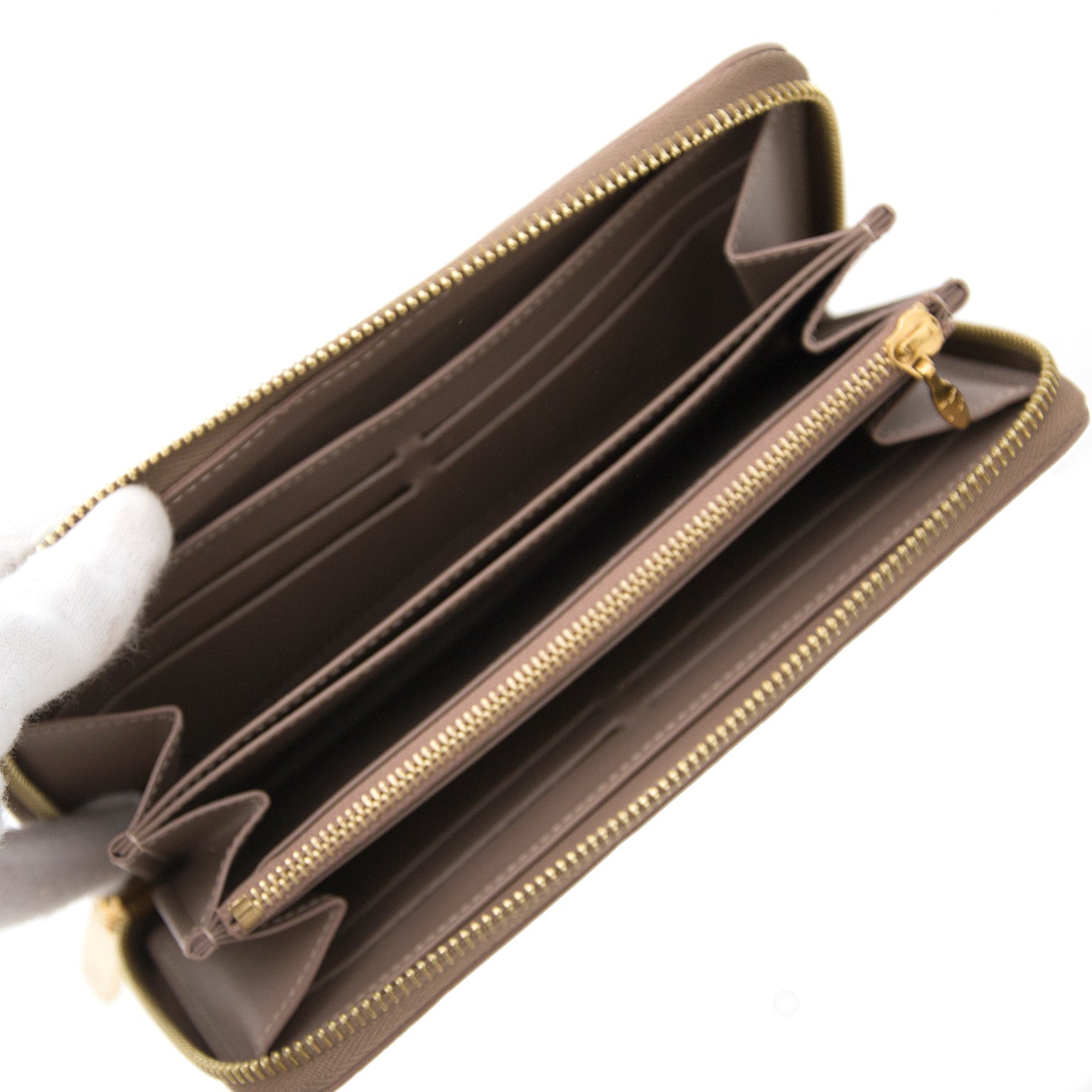 Looking for a Louis Vuitton Zippy Wallet Monogram Poudre?