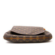Vintage Louis Vuitton Messenger Bag for the best price at Labellov webshop. Safe and secure online shopping with 100% authenticity. Vintage Louis Vuitton Messenger Bag pour le meilleur prix.