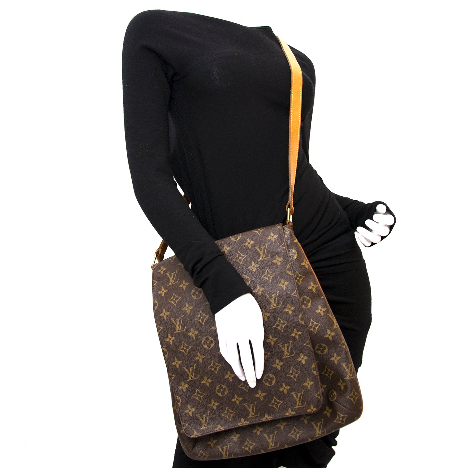 Vintage Louis Vuitton Musette Messenger Bag for the best price at Labellov webshop. Safe and secure online shopping with 100% authenticity. Vintage Louis Vuitton Musette Messenger Bag pour le meilleur prix.