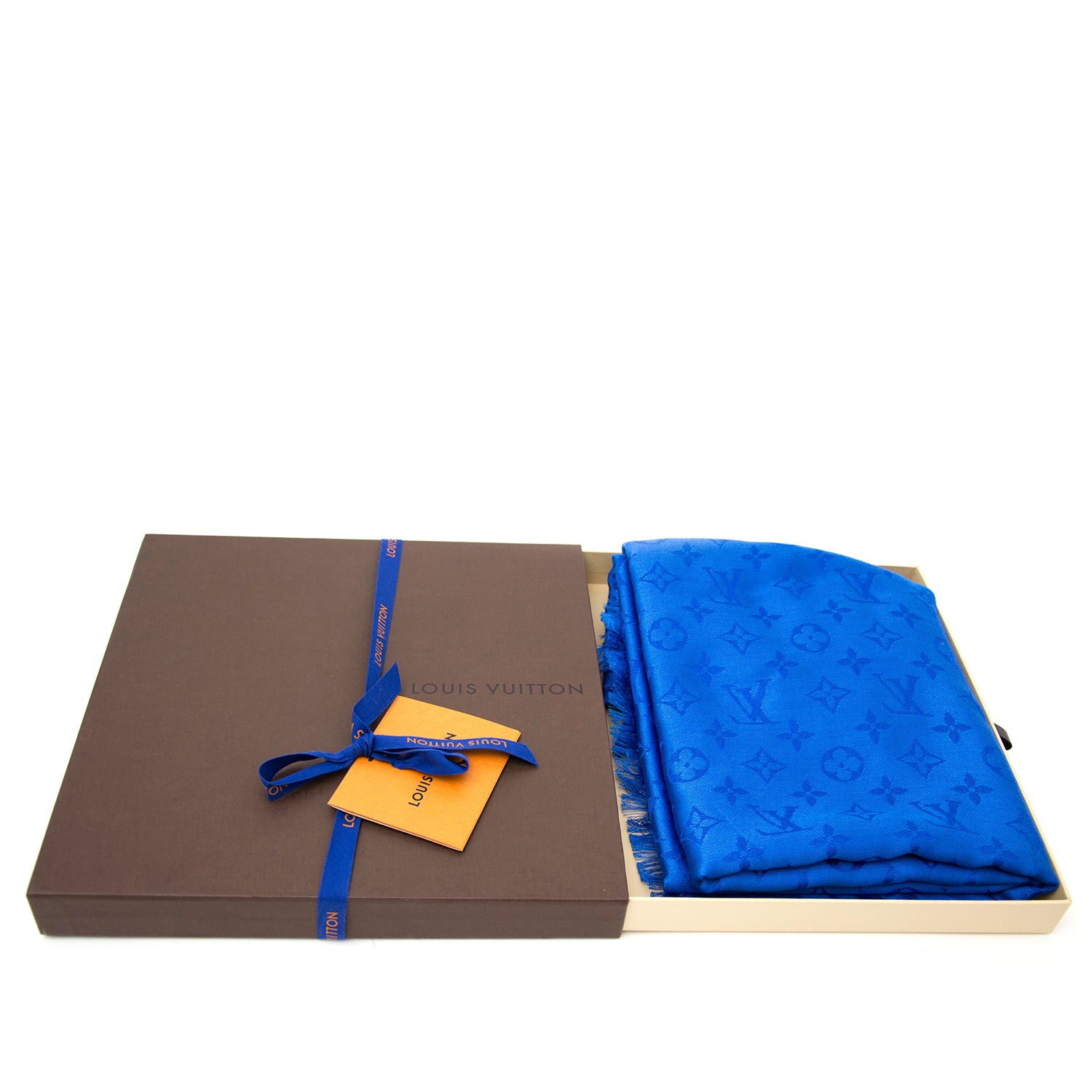 Vintage Louis Vuitton blue shawl for the best price at Labellov webshop. Safe and secure online shopping with 100% authenticity. Vintage Louis Vuitton bleu foulards pour le meilleur prix.
