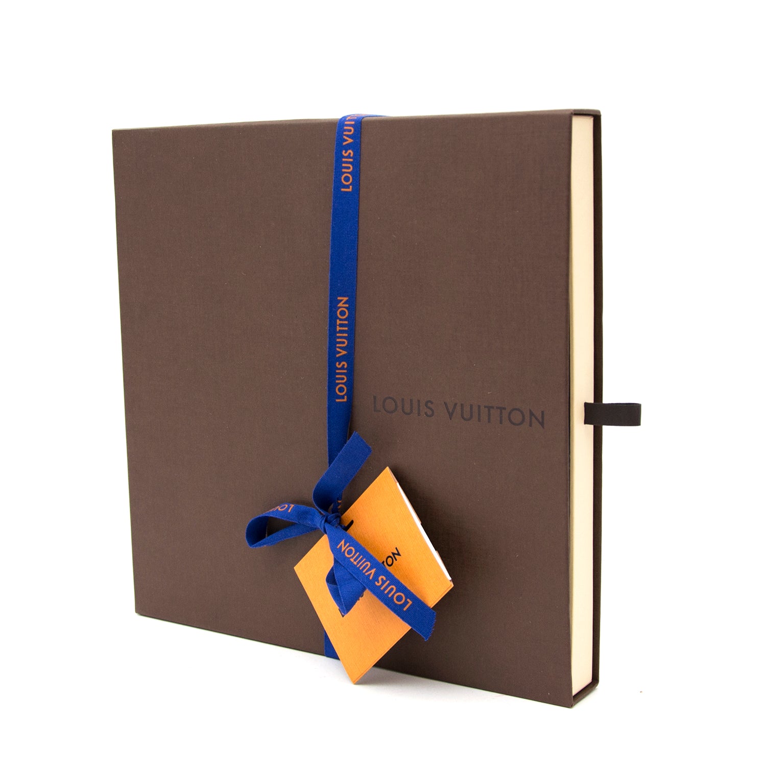 Vintage Louis Vuitton monogram shawl for the best price at Labellov webshop. Safe and secure online shopping with 100% authenticity. Vintage Louis Vuitton monogram foulards pour le meilleur prix.