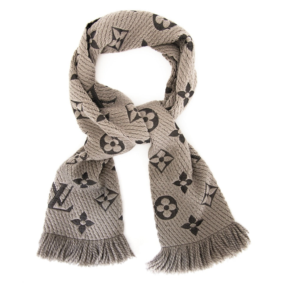 koop veilig online aan de beste prijs Louis Vuitton Verone Wool/Silk Logo Mania Scarf