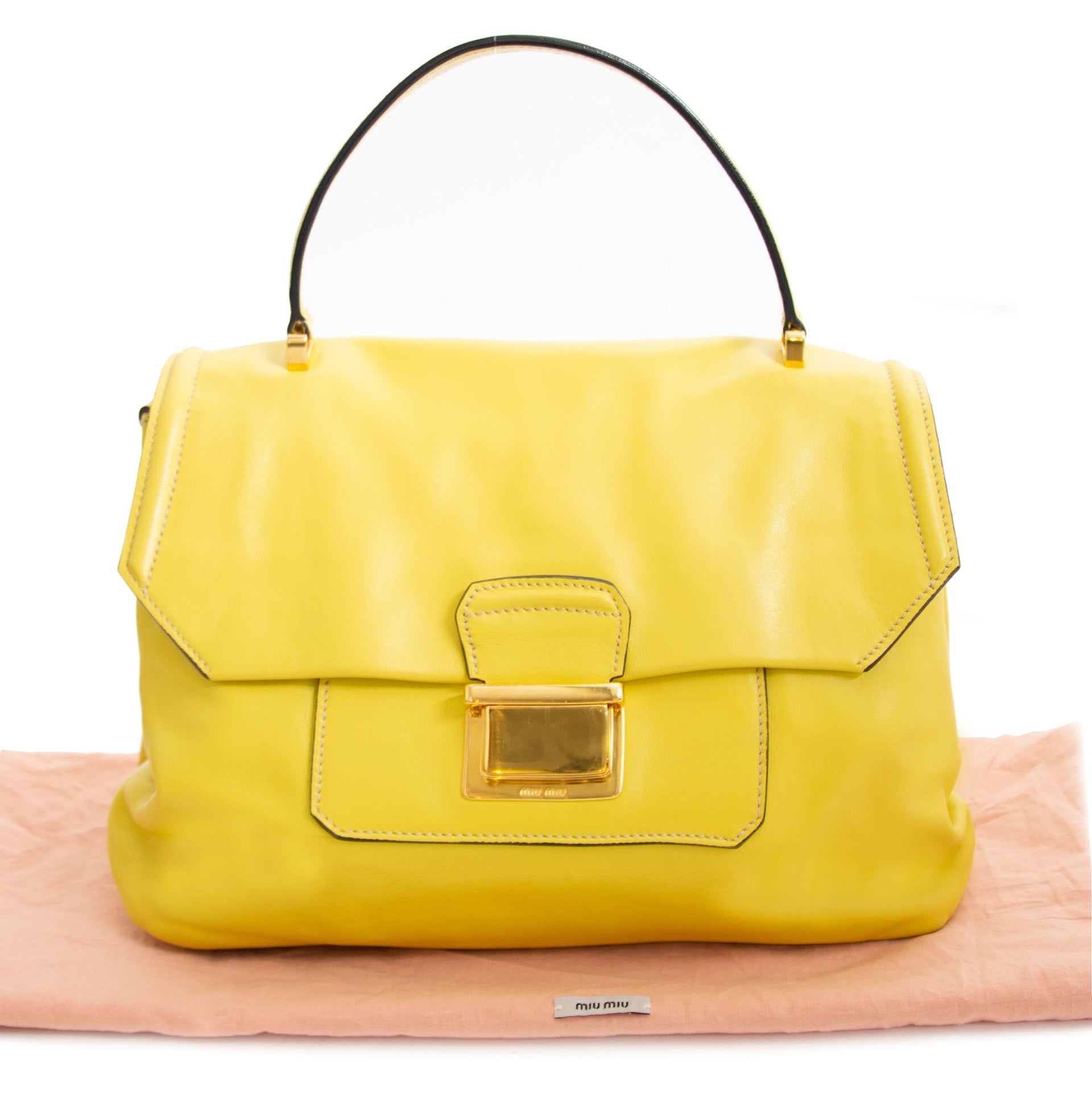 Koop authentieke tweedehands Miu Miu tassen bij Labellov vintage webshop aan de laagste prijs.