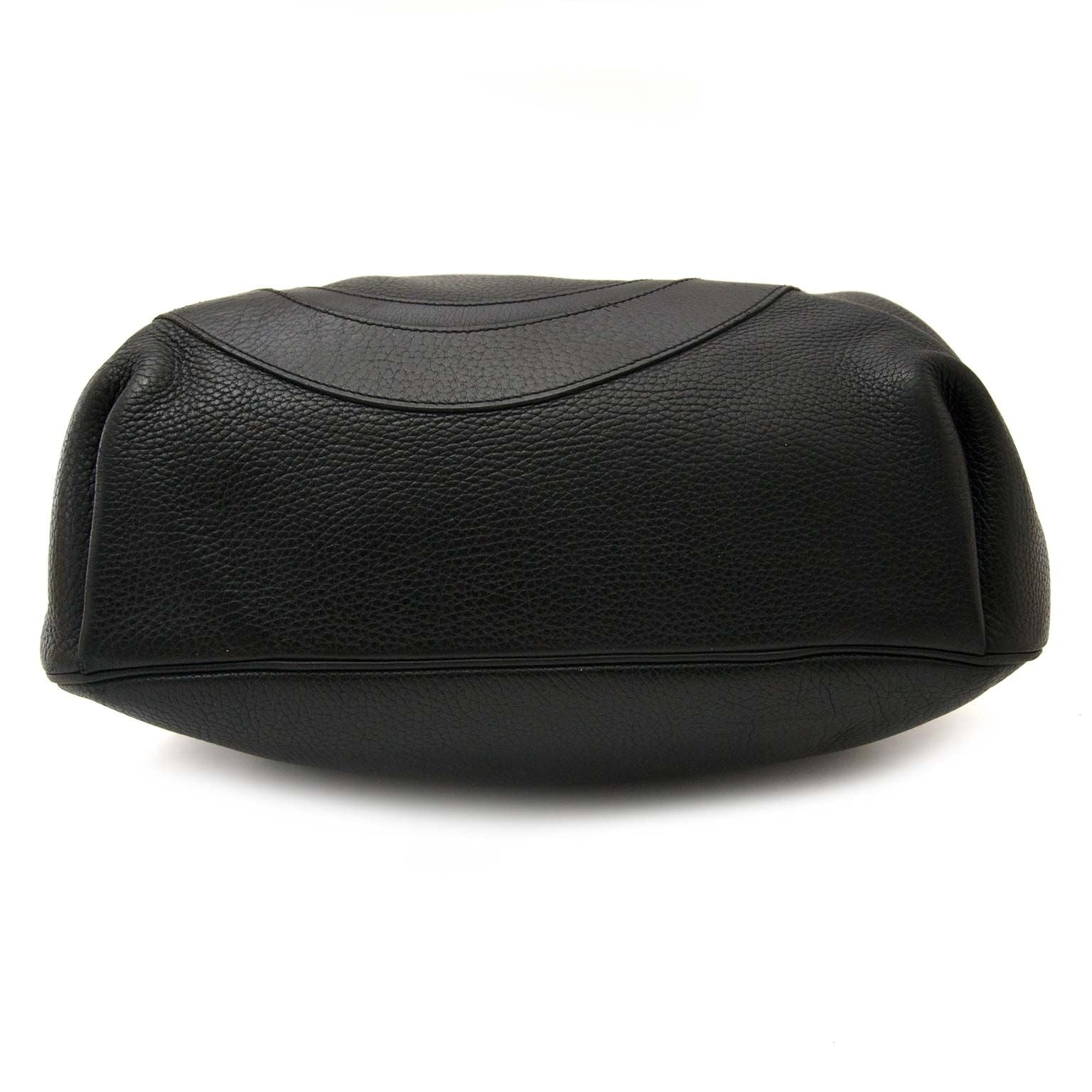 betaal velig online bij labellov wanneer je een Delvaux Black Leather Drawstring Bucketbag koop
