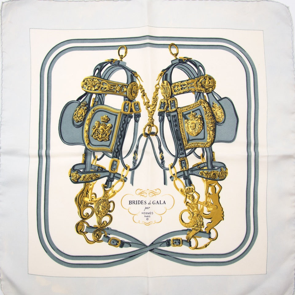 Vintage Hermès Carré scarf for the best price at Labellov webshop. Safe and secure online shopping with 100% authenticity. Vintage Hermès Carré foulards pour le meilleur prix.