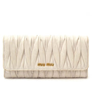 Buy an authentic secondhand Miu Miu beige wallet at the right price at LabelLOV vintage webshop. Safe and secure online shopping.