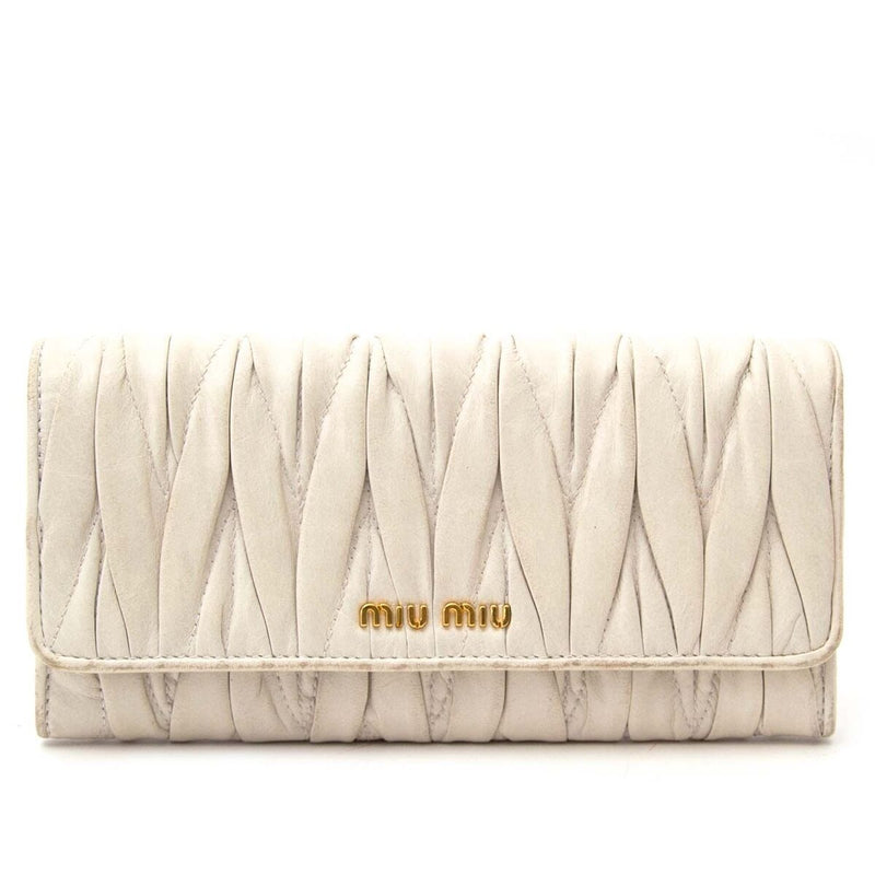 Buy an authentic secondhand Miu Miu beige wallet at the right price at LabelLOV vintage webshop. Safe and secure online shopping.