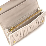 Koop authentieke tweedehands beige Miu Miu portefeuilles aan een eerlijke prijs bij LabelLOV. Veilig online shoppen.