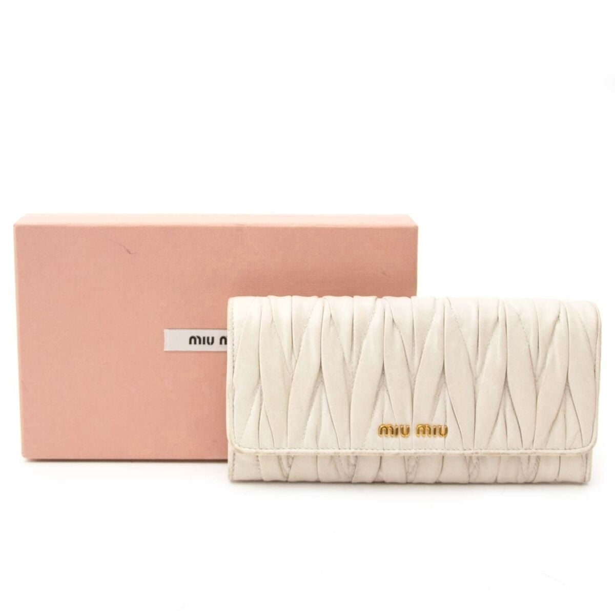 Compra une Miu Miu billetera autentica vintage en monogramo de cuero muy en moda para el precio correcto en LabelLOV.