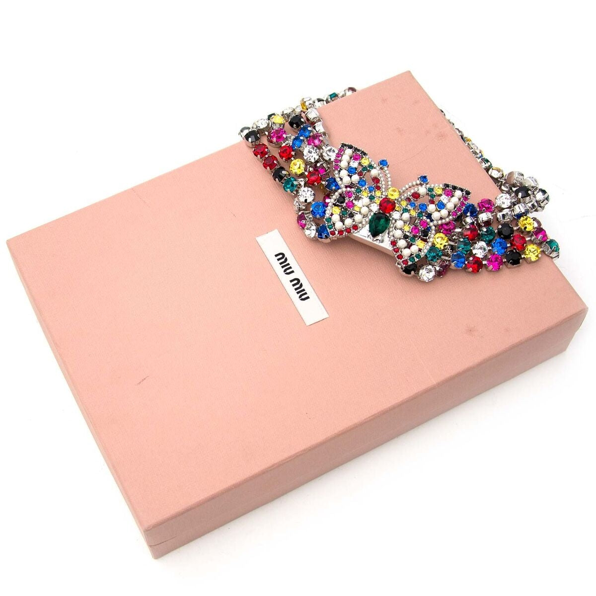 Achetez un authentique Miu Miu collier pour le bon prix chez LabelLOV.