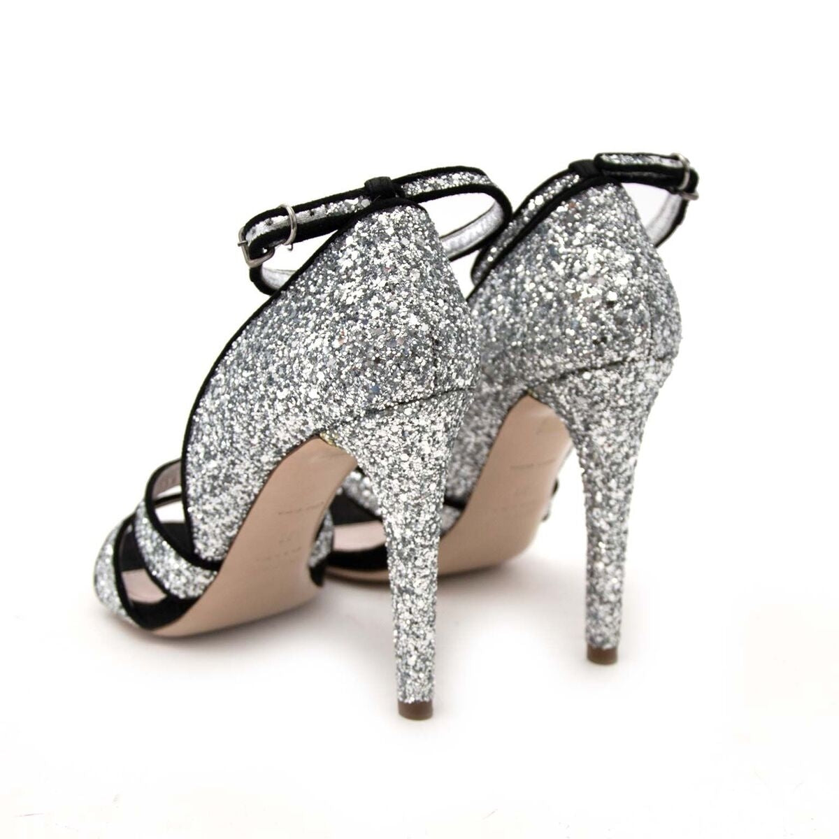 Achetez authentique Miu Miu tallons pour le bon prix chez LabelLOV.