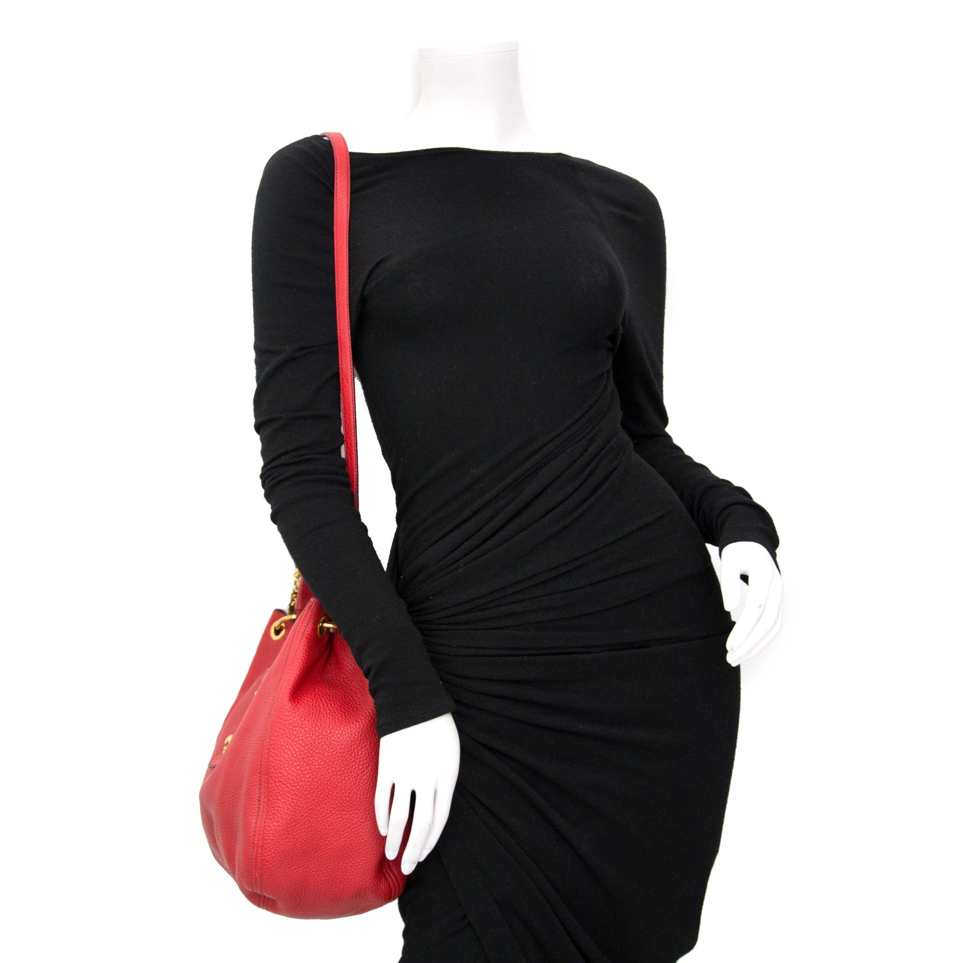 A secondhand red miu miu shoulderbag for sale at LabelLov