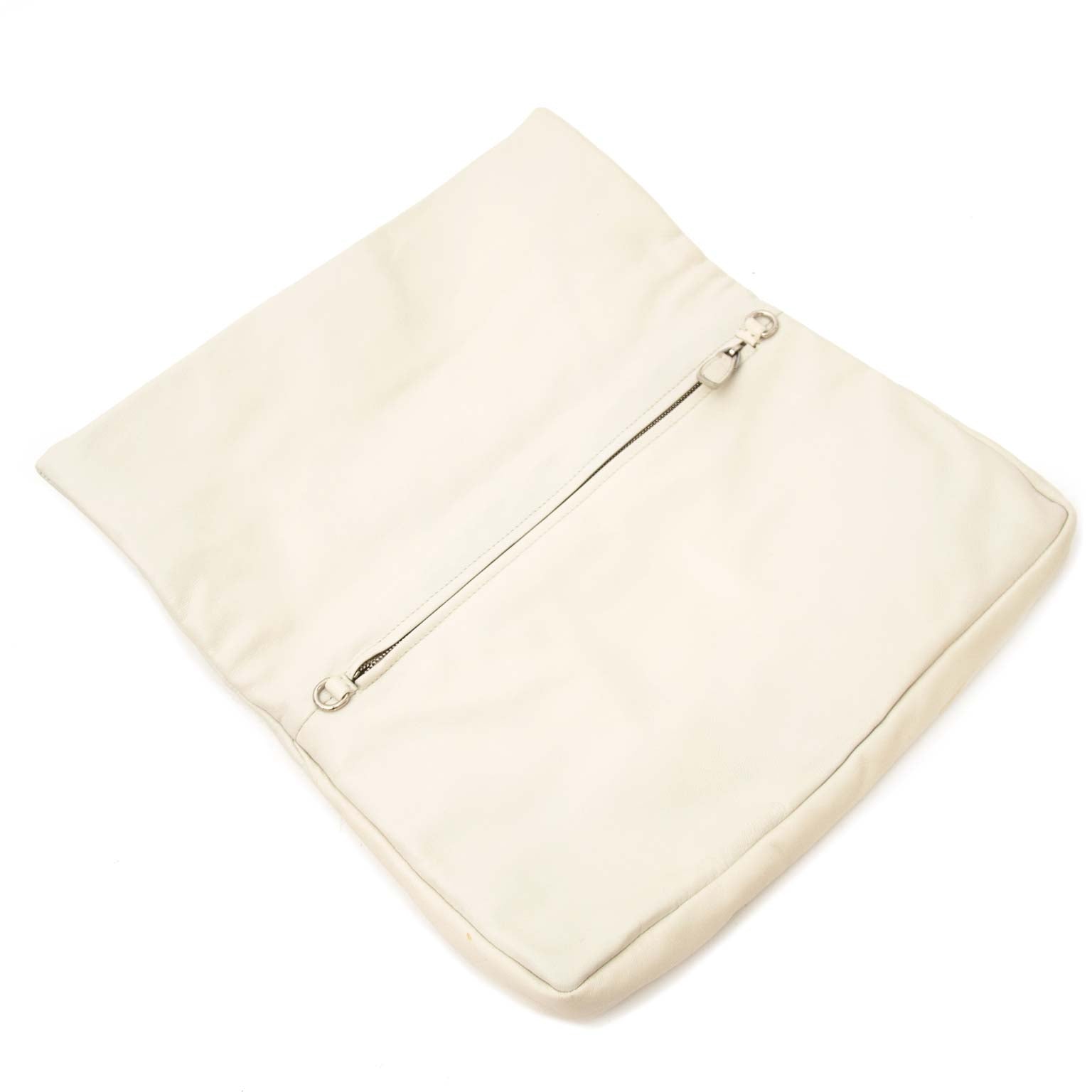 miu miu wit en zilver clutch nu te koop bij labellov vintage mode webshop belgië