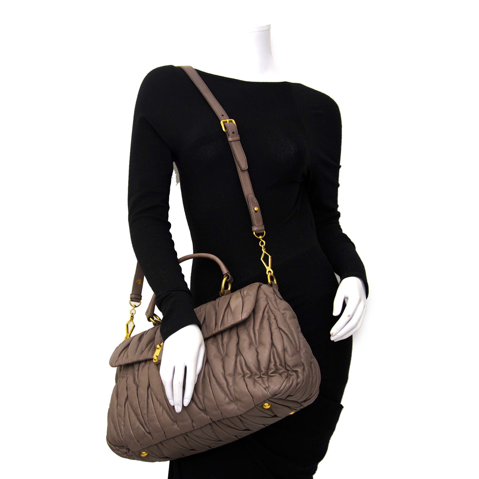 Bent u op zoek naar een authentieke Miu Miu Taupe Pleated Shoulder Bag