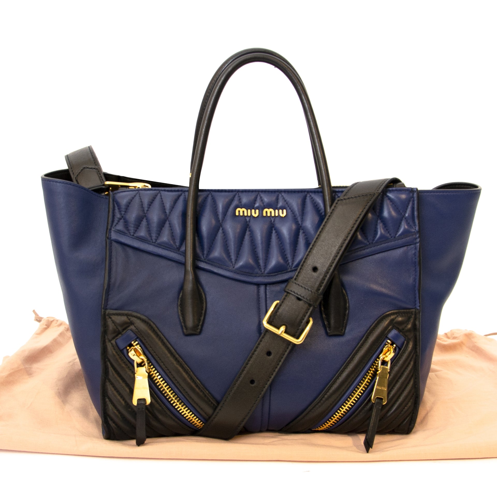 Buy authentic secondhand Miu Miu handbag for the right price at LabelLOV webshop. Safe and secure shopping. Koop authentieke tweedehands Miu miu handtas voor de juiste prijs.