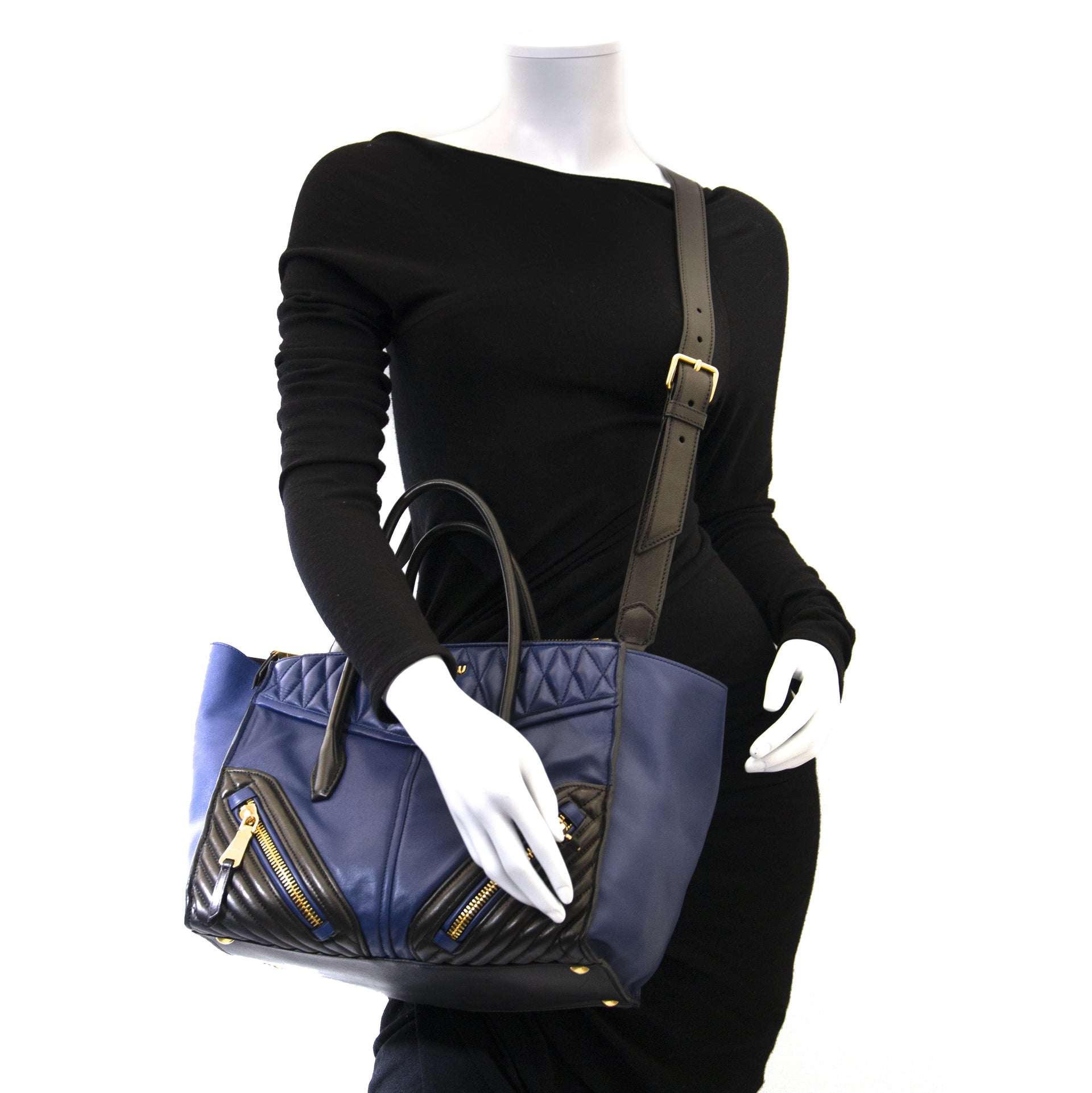 Buy authentic secondhand Miu Miu handbag for the right price at LabelLOV webshop. Safe and secure shopping. Koop authentieke tweedehands Miu miu handtas voor de juiste prijs.