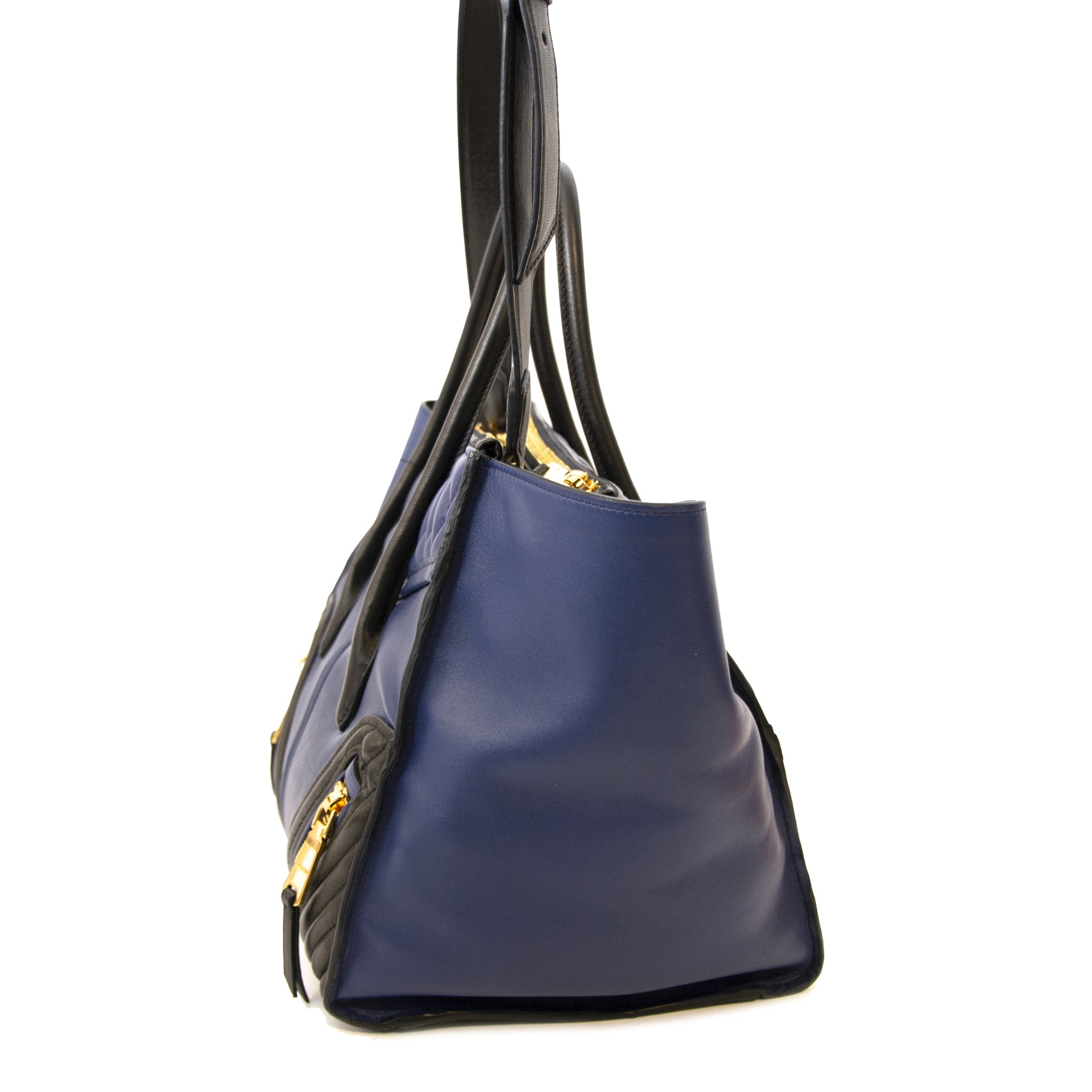 Buy authentic secondhand Miu Miu handbag for the right price at LabelLOV webshop. Safe and secure shopping. Koop authentieke tweedehands Miu miu handtas voor de juiste prijs.