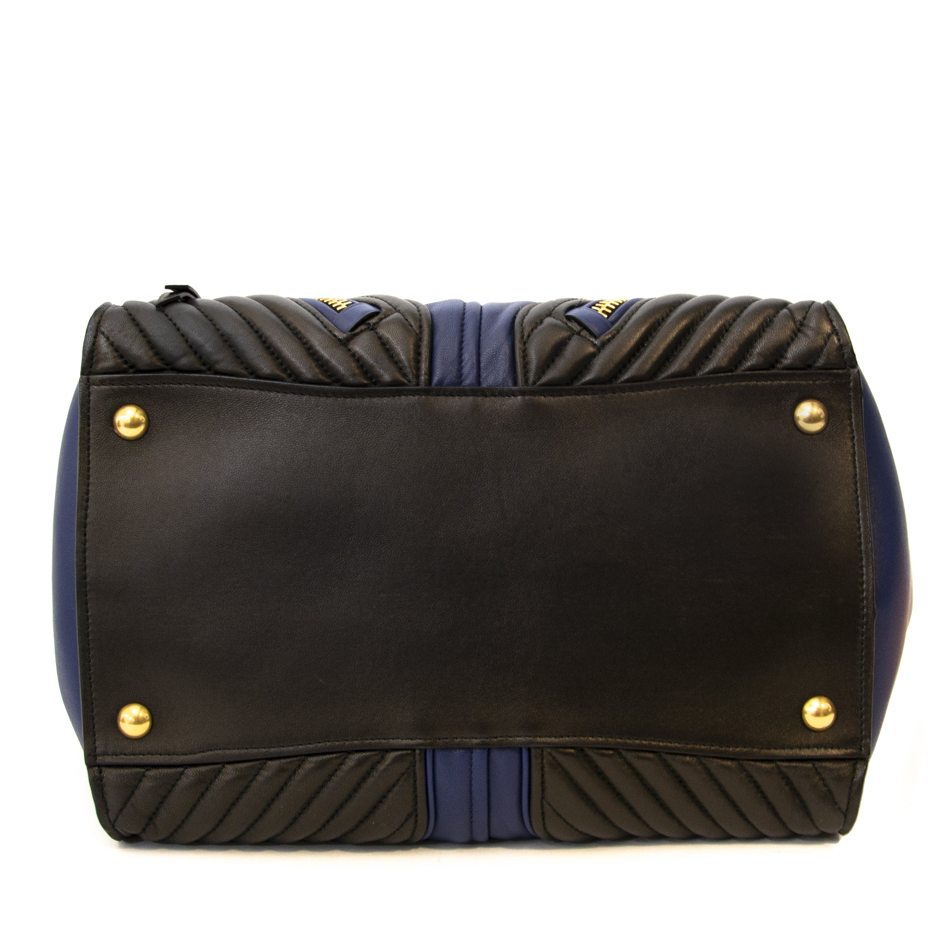 Buy authentic secondhand Miu Miu handbag for the right price at LabelLOV webshop. Safe and secure shopping. Koop authentieke tweedehands Miu miu handtas voor de juiste prijs.