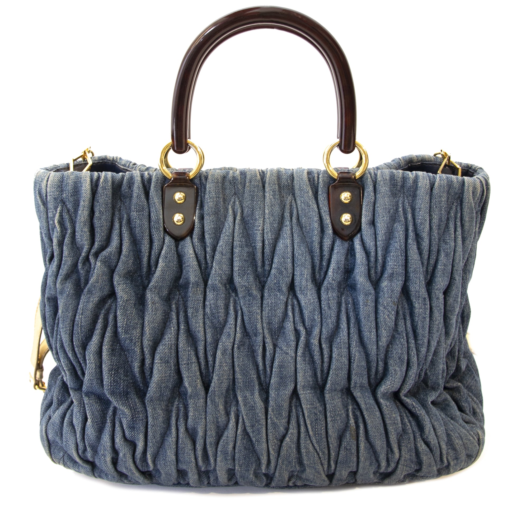 Miu Miu Matelasse Denim Shopping Tote. Buy authentic secondhand Miu Miu shopping tote at the right price. Authentieke tweedehands Miu Miu shopping tote voor de juiste prijs bij LabeLLOV webshop. Acheter authentique sac à main de Miu Miu. Paiement sécurisé