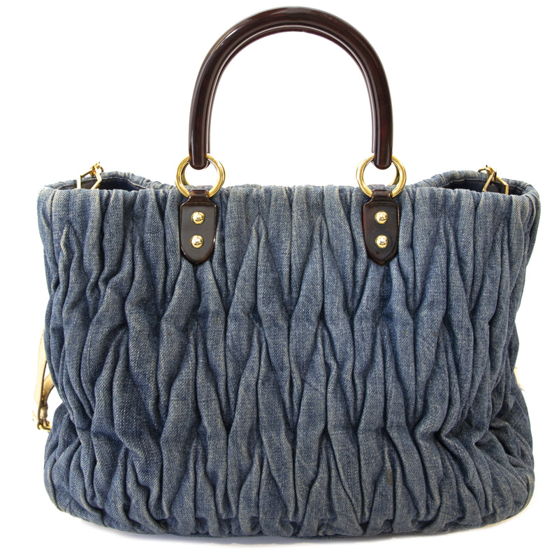Miu Miu Matelasse Denim Shopping Tote. Buy authentic secondhand Miu Miu shopping tote at the right price. Authentieke tweedehands Miu Miu shopping tote voor de juiste prijs bij LabeLLOV webshop. Acheter authentique sac à main de Miu Miu. Paiement sécurisé