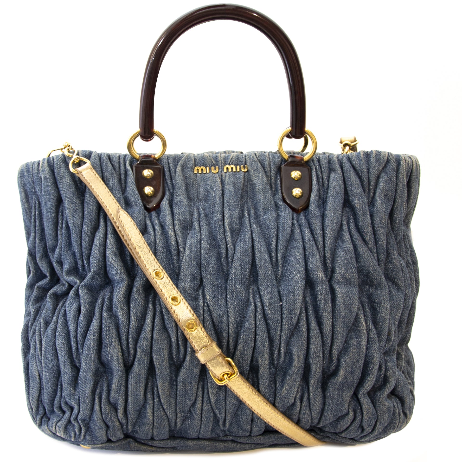 Miu Miu Matelasse Denim Shopping Tote. Buy authentic secondhand Miu Miu shopping tote at the right price. Authentieke tweedehands Miu Miu shopping tote voor de juiste prijs bij LabeLLOV webshop. Acheter authentique sac à main de Miu Miu. Paiement sécurisé