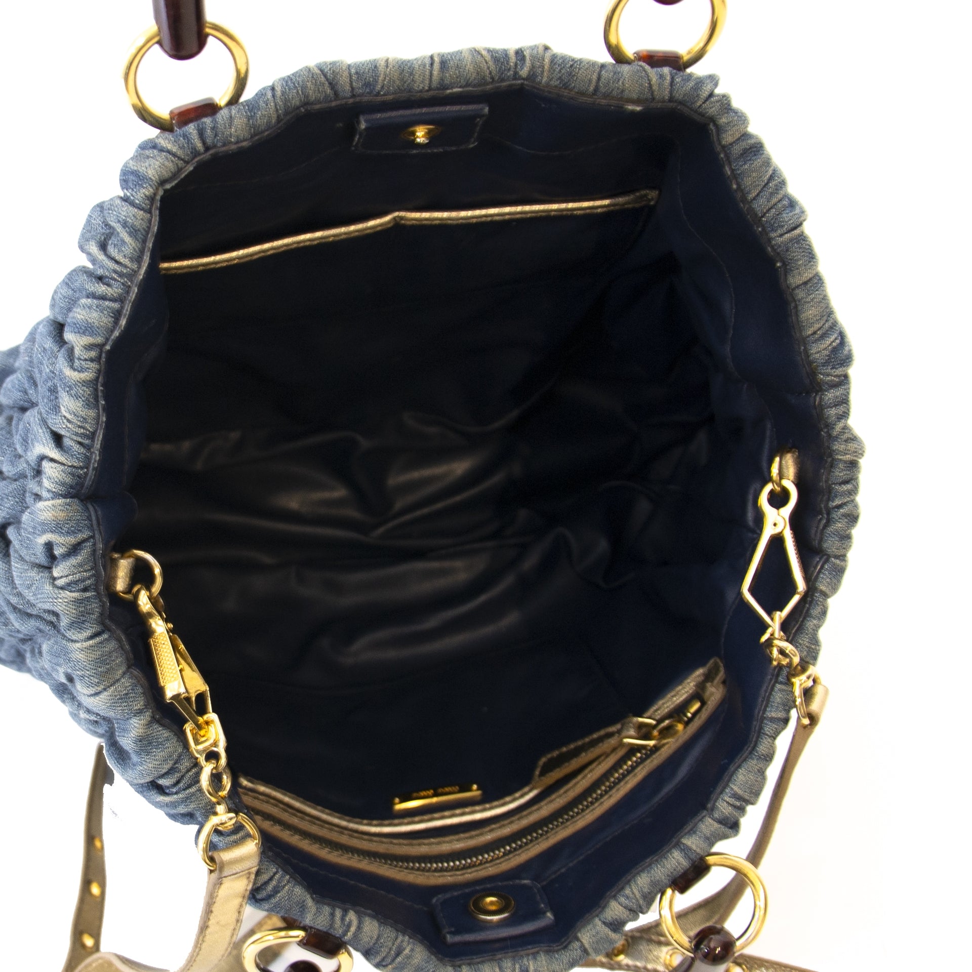 Miu Miu Matelasse Denim Shopping Tote. Buy authentic secondhand Miu Miu shopping tote at the right price. Authentieke tweedehands Miu Miu shopping tote voor de juiste prijs bij LabeLLOV webshop. Acheter authentique sac à main de Miu Miu. Paiement sécurisé