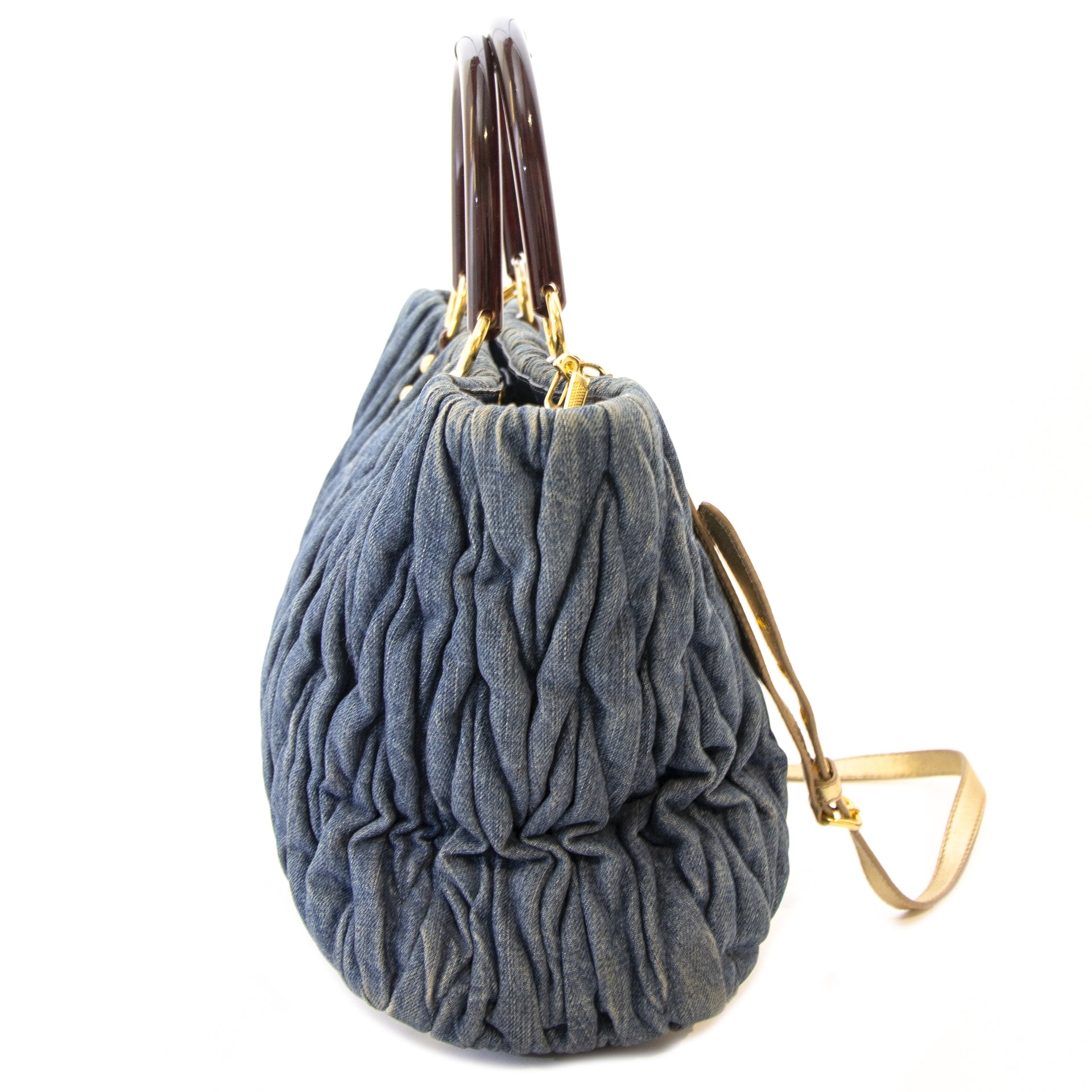 Miu Miu Matelasse Denim Shopping Tote. Buy authentic secondhand Miu Miu shopping tote at the right price. Authentieke tweedehands Miu Miu shopping tote voor de juiste prijs bij LabeLLOV webshop. Acheter authentique sac à main de Miu Miu. Paiement sécurisé