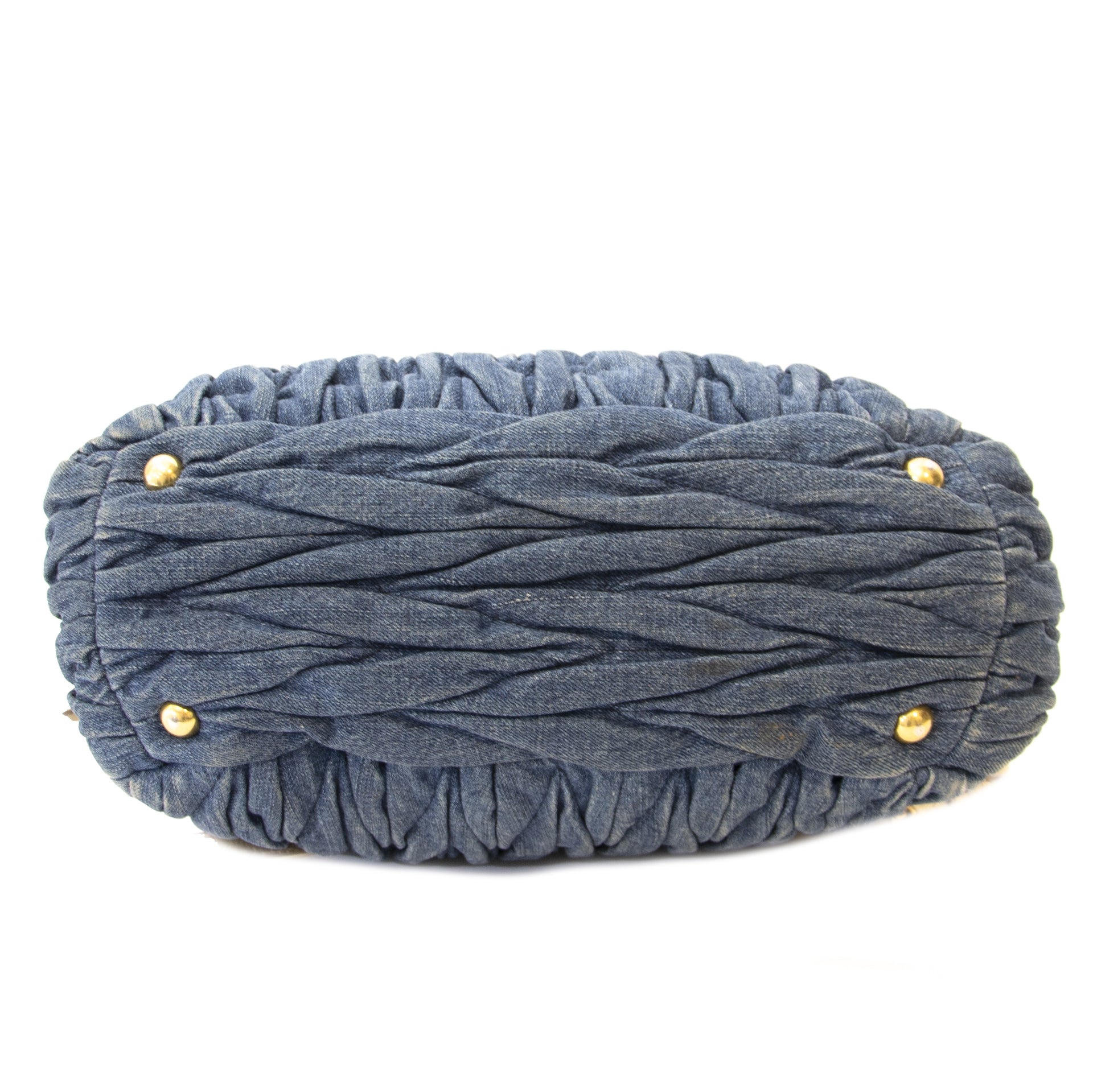 Miu Miu Matelasse Denim Shopping Tote. Buy authentic secondhand Miu Miu shopping tote at the right price. Authentieke tweedehands Miu Miu shopping tote voor de juiste prijs bij LabeLLOV webshop. Acheter authentique sac à main de Miu Miu. Paiement sécurisé