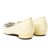Miu Miu Ivory Patent Leather Ballerinas - Size 41. Koop tweedehands Miu Miu ballerinas online bij LabelLOV. Acheter en ligne des chaussures de Miu Miu, paiement sécurisé. Buy authentic secondhand Miu Miu Ballerinas online at LabelLOV webshop.