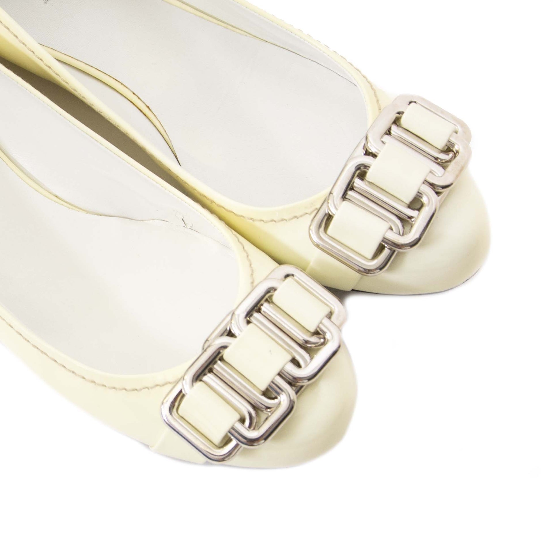 Miu Miu Ivory Patent Leather Ballerinas - Size 41. Koop tweedehands Miu Miu ballerinas online bij LabelLOV. Acheter en ligne des chaussures de Miu Miu, paiement sécurisé. Buy authentic secondhand Miu Miu Ballerinas online at LabelLOV webshop.