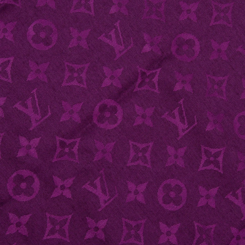 Vintage Louis Vuitton cassis shawl for the best price at Labellov webshop. Safe and secure online shopping with 100% authenticity. Vintage Louis Vuitton cassis foulard pour le meilleur prix.