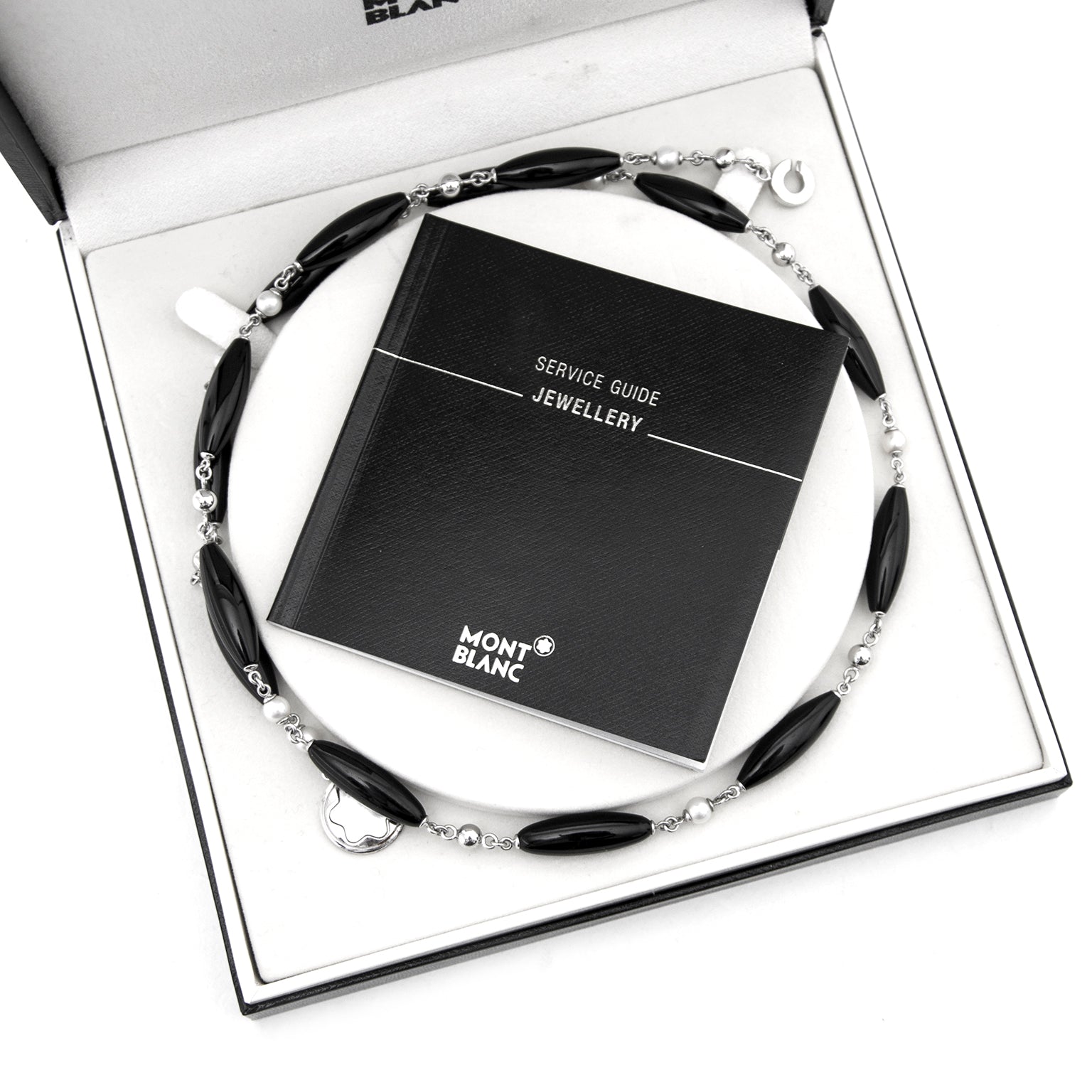Achetez maintenant le Montblanc Hommage To Femininity Oriental Pearls Necklace en ligne www.labellov.com ou à Anvers Belgique, des prix raisonables pour des colliers.