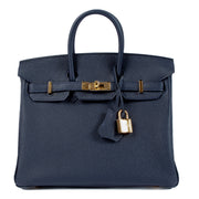 Hermès Birkin 25 Bleu Nuit Togo with Gold Hardware aan de beste prijs bij Labellov. Wij kopen en verkopen aan de beste prijs bij Labellov tweedehands luxe expert in Antwerpen en Knokke.