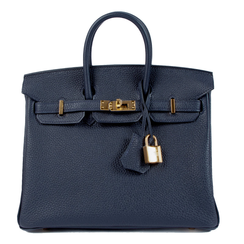 Hermès Birkin 25 Bleu Nuit Togo with Gold Hardware aan de beste prijs bij Labellov. Wij kopen en verkopen aan de beste prijs bij Labellov tweedehands luxe expert in Antwerpen en Knokke.