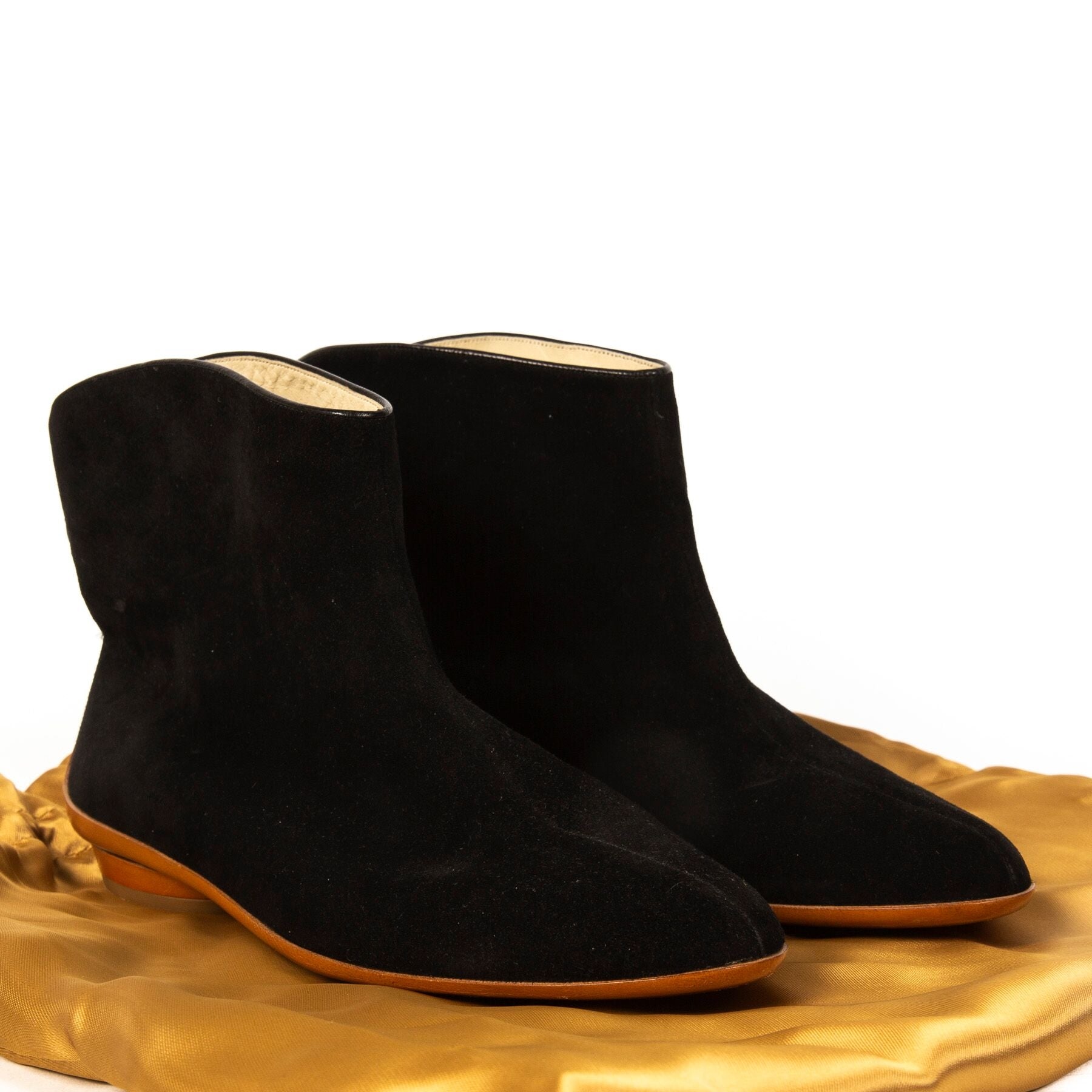 Buy authentic secondhand Salvatore Farragamo boots at Labellov vintage webshop for the lowest price.