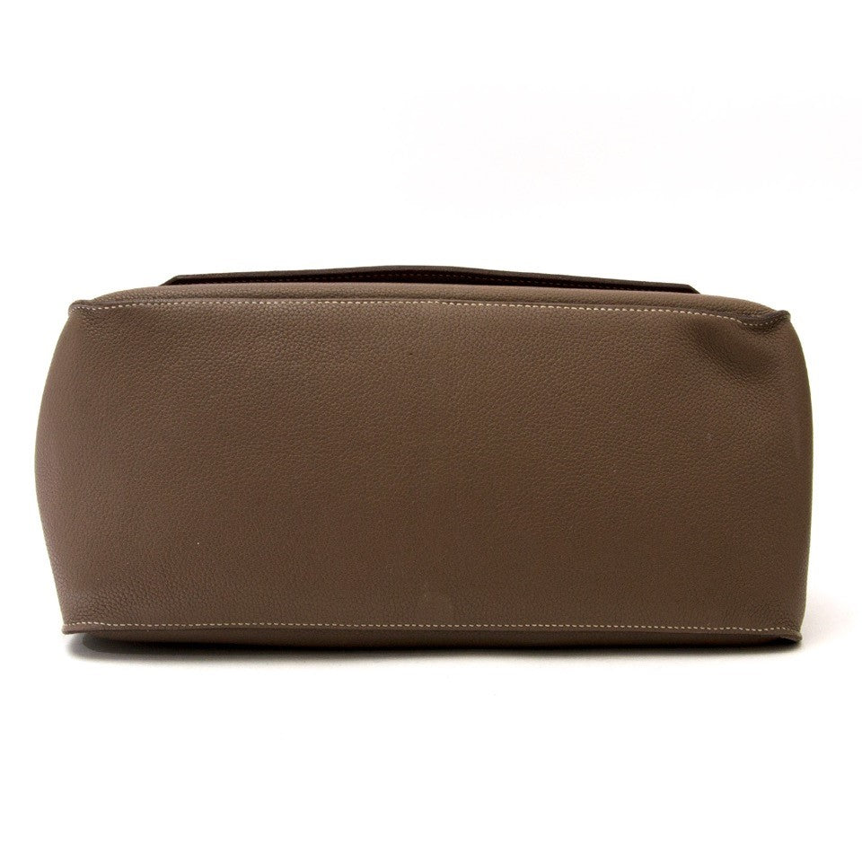 Searching for the perfect Hermès Jypsiere handbag? We buy and sell your 100% authentic handbags at Labellov. Zoekt u de perfecte Hermès Jypsiere handtas? We kopen en verkopen uw 100% authentieke handtassen.