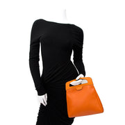 Koop en verkoop uw Delvaux Deux Orange Top Handle Bag aan de beste prijs online bij Labellov