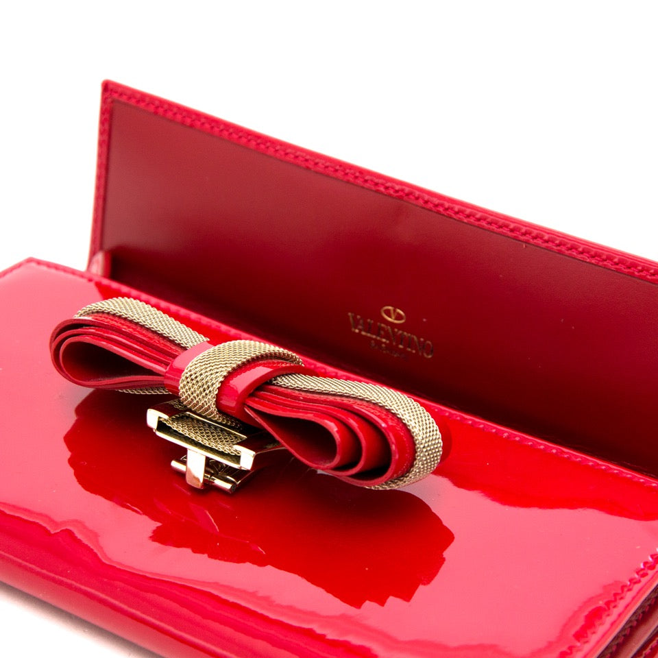 Valentino Red Patent Bow Wallet in brand new condition for the best price on designer vintage platform Labellov.com